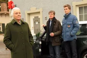 Theres versucht sich mit einem Spaziergang vom Alleinsein abzulenken. Von links: Theresa Brunner (Ursula Erber), Roland Bamberger (Horst Kummeth) und Patrick Westenrieder (Lucas Bauer).