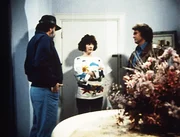 Jonathan (Michael Landon, r.) und Mark (Victor French, l.) machen Diane (Margie Impert, M.) klar, dass Scottie Angst vor der Ehe hat, sie aber nach wie vor liebt.