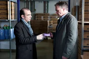 Hauptkommissar Andreas Keppler (Martin Wuttke, links) versucht im Warenlager der Firma von Johannes Bittners (Bernhard Schir, rechts) herauszubekommen, ob der etwas mit dem Tod von Amelie zu tun hat. War ihm das Kind seiner neuen Lebensgefährtin bei seinen Plänen nach Kairo zu ziehen im Weg? Als Keppler hinter einer Palette das Handy des ermordeten Mädchens findet, ist Bittner für ihn nicht mehr nur Zeuge sondern dringend tatverdächtig. Hauptkommissar Andreas Keppler (Martin Wuttke, links) versucht im Warenlager der Firma von Johannes Bittners (Bernhard Schir, rechts) herauszubekommen, ob der etwas mit dem Tod von Amelie zu tun hat. War ihm das Kind seiner neuen Lebensgefährtin bei seinen Plänen nach Kairo zu ziehen im Weg? Als Keppler hinter einer Palette das Handy des ermordeten Mädchens findet, ist Bittner für ihn nicht mehr nur Zeuge sondern dringend tatverdächtig.