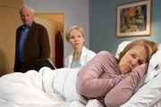 Rita Steiger (Petra Kelling, re.) geht es nach einer Darm-Operation nicht gut. Ihr Mann Gerd (Nikol Voigtl&auml;nder, li.) hat das Gef&uuml;hl, dass sich ihr ganzes Wesen ver&auml;ndert hat. Dr. Kathrin Globisch (Andrea Kathrin Loewig, mi.) vermutet, dass Rita unter einem postoperativen Delir leidet. Dies &auml;u&szlig;ert sich neben anderen Symptomen vor allem durch eine Ver&auml;nderung des Bewusstseins, der Wahrnehmung und der Aufmerksamkeit. Gerd Steiger macht sich Sorgen um seine fr&uuml;her agile geliebte Frau.