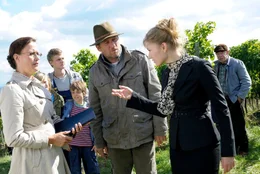 Sarah (Johanna Christine Gehlen) versucht der Mitarbeiterin des Jugendamts (Susanne Weckerle) klar zu machen, dass die Jungs Paul (Thilo Berndt, 2. von links), Leon (Timm-Marvin Schattling, 3. von links) und Theo (Thibault Serie) bei Peter (Michael Fitz) nicht gut aufgehoben sind; Peters Freund und Helfer Klaus (Uli Krohm, rechts) kann da nur ratlos zusehen.