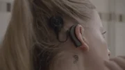 Cindy Klink steht vor dem Spiegel und legt ihr Cochlea-Implantat an. Sie hat sich lange Gedanken gemacht vor der Operation. Cindy Klink steht vor dem Spiegel und legt ihr Cochlea-Implantat an. Sie hat sich lange Gedanken gemacht vor der Operation.