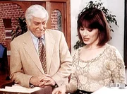 Barbara (Kim Johnston Ulrich, r.), die Frau des verstorbenen Mark Gordon, geh&ouml;rt auch zum Kreis, die Dr. Sloan (Dick Van Dyke, l.) verd&auml;chtigt.
