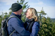 Sabine (Ann-Kathrin Kramer) kommt auf eigenen Beinen am Gipfel an, Stefan (Harald Krassnitzer) freut sich f&uuml;r sie.