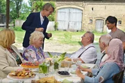 Auch Schlunzke (Andreas Schmidt) ist zum Hoffest bei Krauses eingeladen: (v.l.n.r.) Frau Stiehler (Petra Kleinert), Elsa Krause (Carmen-Maja Antoni), Krause (Horst Krause), Achmed (Hussein Eliraqi) und die Familie El Chianati.