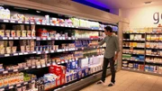 Jo Hiller vor dem Milchregal: Große Auswahl, viele Sorten – ein Überblick über die Vielfalt der Milchprodukte im Supermarkt. Jo Hiller vor dem Milchregal: Große Auswahl, viele Sorten – ein Überblick über die Vielfalt der Milchprodukte im Supermarkt.