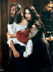 K&ouml;nigin Margot (Isabelle Adjani) bittet ihren sterbenden Bruder, K&ouml;nig Charles IX (Jean-Hugues Anglade) um das Leben ihres Mannes Henri de Navarre.