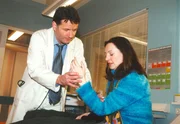 Dr. Roland Heilmann (Thomas R&uuml;hmann) bemerkt das auff&auml;llige Zittern an der Patientin (Gudrun Gabriel) und sch&ouml;pft einen schlimmen Verdacht.