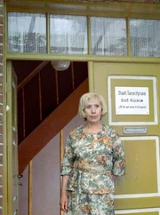 Agnes Kraus als Tierarztwitwe Alma Krause