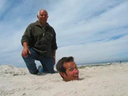 Willi mit dem Seehundsch&uuml;tzer Dieter w&auml;hrend der Dreharbeiten am Strand von Helgoland.