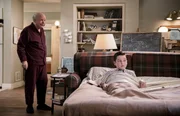 "Young Sheldon", "Das Traumergebnis, der Probelauf und die Feuerwehr." Sheldon hat beim Voraufnahmetest f&uuml;rs College 100% erreicht. Es sind sogar schon Angebote f&uuml;r Colleges eingegangen. Doch Mary findet, dass ihr kleiner 'Shelly' noch viel zu jung daf&uuml;r ist. Aber Sheldon ist von der Idee aufs College zu gehen und seinen Geist zu bilden, ganz begeistert. Also wird ein Probewohnen bei Dr. Sturgis am Campus der Universit&auml;t vereinbart. Mary vermisst ihren Sohn furchtbar!Im Bild (v.li.): Wallace Shawn (Dr. John Sturgis), Iain Armitage (Sheldon Cooper).