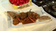 In "Schneider's Restaurant" am Stubenbergsee bereitet K&uuml;chenchef Dietmar Bauer ein feines Berglamm auf Selleriescheiben und glasierten Karotten zu.