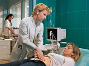 ", Regie: Peter Wekwerth, am Dienstag (17.07.07) um 21:05 Uhr im Ersten. Jutta Müller (Tatjana Blacher, re.) ist nach dem Lauftraining zusammengebrochen und lässt sich nun auf Drängen ihres Sohnes Holger in der Sachsenklinik von Dr. Kathrin Globisch (Andrea Kathrin Loewig, li.) untersuchen. ", Regie: Peter Wekwerth, am Dienstag (17.07.07) um 21:05 Uhr im Ersten. Jutta Müller (Tatjana Blacher, re.) ist nach dem Lauftraining zusammengebrochen und lässt sich nun auf Drängen ihres Sohnes Holger in der Sachsenklinik von Dr. Kathrin Globisch (Andrea Kathrin Loewig, li.) untersuchen.