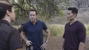 Eine Leiche wird am Strand angesp&uuml;lt. Die tote Frau ist offensichtlich erschlagen und im Meer entsorgt worden. Steve (Alex O'Loughlin, M.) und Chin (Daniel Dae Kim, r.) beginnen mit den Ermittlungen ...
