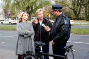 Jetzt wird's brenzlig: Ein Polizist (Matthias Komm, r.) erwischt Hannah (Tina Ruland, l.) und Reinhard (J&ouml;rg Sch&uuml;ttauf, M.) nicht nur mit einem gestohlenen Fahrrad - sondern auch noch mit Drogen in der Satteltasche ...