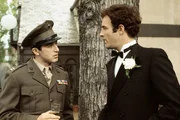 v.li.: Michael Corleone (Al Pacino) und Santino "Sonny" Corleone (James Caan) unterhalten sich.
