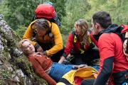 Nachdem ein anonymer Anruf eingegangen ist, k&ouml;nnen die Bergretter Markus (Sebastian Str&ouml;bel, 2.v.l.), Katharina (Luise B&auml;hr, M.) und Simon (Ferdinand Seebacher, r.) die schwerverletzte Isabel Lombardi (Annika Olbrich, l.) endlich ausfindig machen.