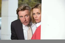 Reinhard (J&ouml;rg Sch&uuml;ttauf, l.) und Hannah (Tina Ruland, r.) beobachten Lina und Rafi auf der Rastst&auml;tte ...