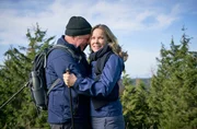 Sabine (Ann-Kathrin Kramer) kommt auf eigenen Beinen am Gipfel an, Stefan (Harald Krassnitzer) freut sich f&uuml;r sie.