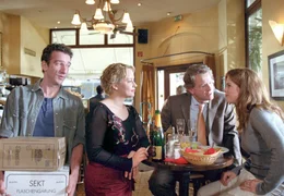 Der Bistrowirt Fabian (Heio von Stetten, li.) und seine Freundin Isa (Floriane Daniel, 2..li.) trinken einen mit ihren Freunden Christine (Ursula Buschhorn, re.) und Erik (Miroslav Nemec).