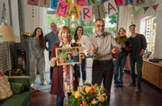 &Uuml;berraschungsparty mit der ganzen Familie (v.l.n.r.): Luisa Mertens (Lilly Wiedemann), Mike Redmann (Matthias Komm), Charlotte Baumgart (Ursela Monn), Susanne Mertens (Elisabeth Lanz), Georg Baumgart (Gunter Scho&szlig;), Gina Harzer (Amelie Hennig) und Jonas Mertens (Lennart Betzgen).
