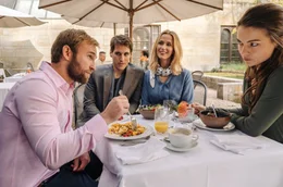 Katharina (Henriette Richter-R&ouml;hl, re.) stellt Mike (Jochen Matschke, li.) ihren Freunden Nina (Nathalie Schott) und Julius (Matthias Ransberger) vor.