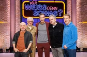 Moderator Kai Pflaume (M.) und seine Rateteam-Kapit&auml;ne Bernhard Ho&euml;cker (l.) und Wotan Wilke M&ouml;hring (r.) begr&uuml;&szlig;en in dieser Sendung den Schweizer Sportjournalist und -kommentator Marcel Reif (2.v.l.) und den Moderator, Journalist, Autor, Stadionsprecher und S&auml;nger Arnd Zeigler (2.v.r.).