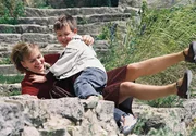 Fernsehfilm des MDR 2005 Gl&uuml;ckliche Momente: Leni (Anna Loos) mit ihrem Sohn (Leo Natalis) beim Ausflug auf die Ritterburg.