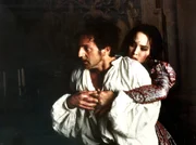 K&ouml;nigin Margot (Isabelle Adjani) m&ouml;chte Henri de Navarre (Daniel Auteuil) vor den t&ouml;dlichen Intrigen ihrer Familie sch&uuml;tzen.