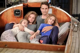 Der beste Papa der Welt: Clemens Hoffmann (Oliver Mommsen, hinten) mit Kristina (Alice Prosser, 2. v. li.), Judy (Isabel Steszgal, li.) und Benni (Felix Staudigl).