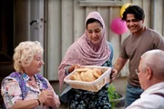 Djamila (Elmira Rafizadeh) serviert selbst gebackenes Fladenbrot f&uuml;r Elsa (Carmen-Maja Antoni), Achmed (Hussein Eliraqi) und Krause (Host Krause).
