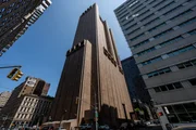 Ein Wolkenkratzer ohne Fenster? Was verbirgt sich hinter dem mysteri&ouml;sen "Long Lines Building" mitten in Manhattan? "Terra X History" begibt sich zu den r&auml;tselhaften Orten New Yorks.