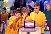 Das Rateteam aus Wien/Österreich grübelt über eine von Eltons kniffligen Fragen. Das Rateteam aus Wien/Österreich grübelt über eine von Eltons kniffligen Fragen.