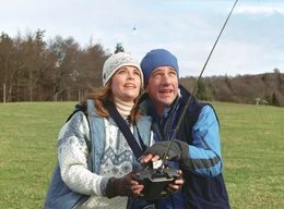 Fabian (Heio von Stetten) zeigt Christine (Ursula Buschhorn), wie man ein Modellflugzeug steuert.