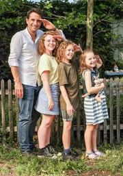 Clemens Hoffmann (Oliver Mommsen, hinten) ist nun der Papa von Kristina (Alice Prosser, v. l. n. r.), Benni (Felix Staudigl) und Judy (Isabel Steszgal).