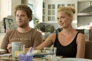 Ben (Seth Rogen, l.) arbeitet an einer Sex-Webseite. Alison (Katherine Heigl, r.) macht Karriere als TV-Reporterin. Eigentlich haben die beiden nichts miteinander gemein als eine durchzechte Nacht - und das Kind, das nun in Alisons Bauch heranw&auml;chst ...