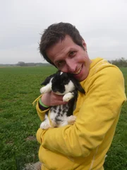 Willi kuschelt mit einem Kaninchen