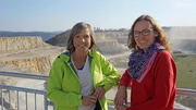 Annette Krause mit Dr. Annette Schmid-R&ouml;hl auf der neuen Aussichtsplattform vor dem Steinbruch Plettenberg.