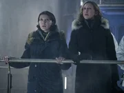 Madison Russell (Millie Bobby Brown, l.); Dr. Emma Russell (Vera Farmiga, r.)