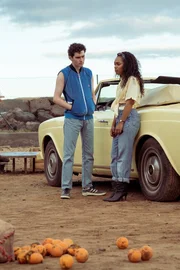 l-r: Jack Rowan als Gene Lord, Tahirah Sharif als Cindy Carter