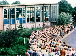 &bdquo;Der absurdeste Bahnhof Berlins&ldquo;, &bdquo;Das Labyrinth des Kalten Krieges&ldquo;, &bdquo;Der Bahnhof der Tr&auml;nen&ldquo;, &bdquo;Die H&ouml;llenpassage&ldquo; - Millionen Deutsche, Ostdeutsche und Westdeutsche, haben hier, am ber&uuml;hmtesten Bahnhof der deutschen Teilung, ihre pers&ouml;nlichen und direkten Grenzerfahrungen gemacht. Der Film erz&auml;hlt erstmals die Geschichte dieses geheimnisvollen Ortes. - Menschenmassen vor dem "Tr&auml;nenpalast".