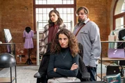 Betroffenes Schweigen: Ines Gomez (Nadine Menz, M.), die Schwester von Kriminalkommissarin Lea Gomez (Jasmin Gassmann, l.), steht unter dringendem Tatverdacht, den Textilproduzenten Lars Hektor erschossen zu haben. Lea steht zwischen den St&uuml;hlen, zumal die Beweislast gegen ihre Schwester erdr&uuml;ckend ist, sie diese jedoch sch&uuml;tzen m&ouml;chte. Auch Ines' Mitarbeiter Robin F&uuml;hrich (Steven Preisner) ist von der Unschuld seiner Chefin &uuml;berzeugt.