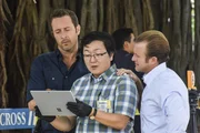 Als Jerrys Freundin pl&ouml;tzlich niedergeschossen wird, m&uuml;ssen Steve (Alex O'Loughlin, r.), Danny (Scott Caan, r.) und Max (Masi Oka, M.) ermitteln, um den T&auml;ter zu fassen ...