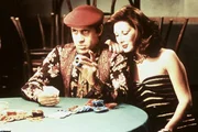 Silvia (Edwige Fenech) hat sich in den jungen attraktiven Pokerspieler (Adriano Celentano) verliebt.
