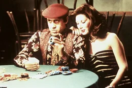 Silvia (Edwige Fenech) hat sich in den jungen attraktiven Pokerspieler (Adriano Celentano) verliebt.