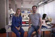 Modedesignerin Prof. Christiane Luible-B&auml;r (links) und Robotik Experte Prof. Johannes Braumann leiten das Projekt "Fashion & Robotics" der Kunstuniversit&auml;t Linz.