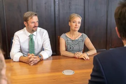 Karin Donnersberg (Eva Herzig) und ihr Mann Arthur (Philipp Hochmair) wollen unbedingt das Sorgerecht f&uuml;r die Kinder.
