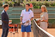 Die Kommissare Danner (Katharina Abt, r.) und Oliver Gehring (Roman Roth, l.) befragen den Tennistrainer Julian Steger (Jan Hartmann, M.). Hat er etwas zu verbergen?