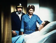 Scottie (James Troesh, r.) erkl&auml;rt Jonathan (Michael Landon, M.) und Mark (Victor French, l.), dass er seine Verlobung mit Diane l&ouml;sen will, weil er sich v&ouml;llig hilflos f&uuml;hlt.