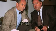 Dr. Duhler (Klaus Schindler, l.) und Kriminalhauptkommissar Stefan Kehler (Wolfgang Bathke) unterhalten sich &uuml;ber die Todesursache des Ermordeten.
